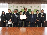 締結式での染谷市長と当会近藤会長