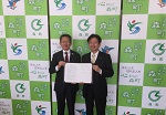 調印式での太田町長（左）と当会鈴木会長