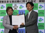 調印式での小野市長（左）と当会鈴木会長