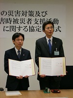 調印式での齊藤市長（右）と当会鈴木会長